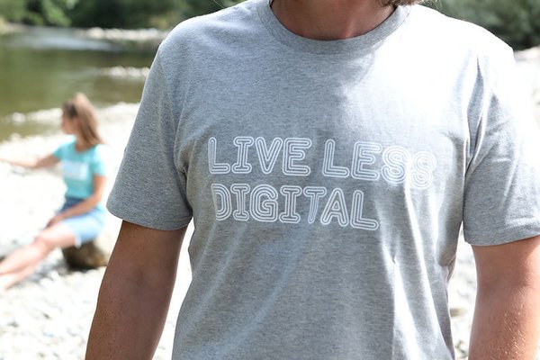T-Shirt aus Bio-Baumwolle, Live less digital, hellgrau